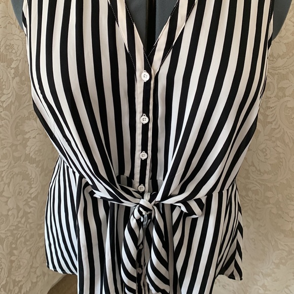 ❌SOLD❌TORRID PEPLUM GEORGETTE BUTTON-FRONT TIE-FRONT BLOUSE - Picture 5 of 9